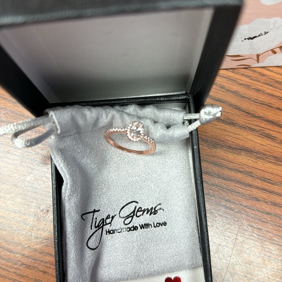 Beautiful rose gold Tiger Gems ring - Picture 7 of 11